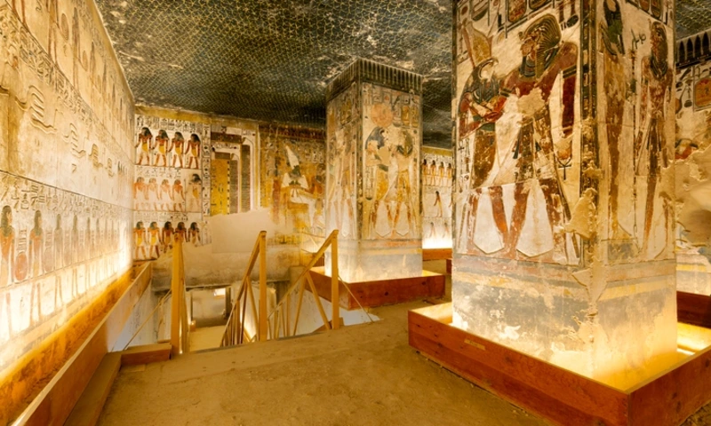General view of the interior of the initial chamber and staircase, Temple of Osiris