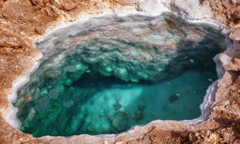 Piscina de agua salada en las salinas de Siwa, Egipto, oasis de siwa