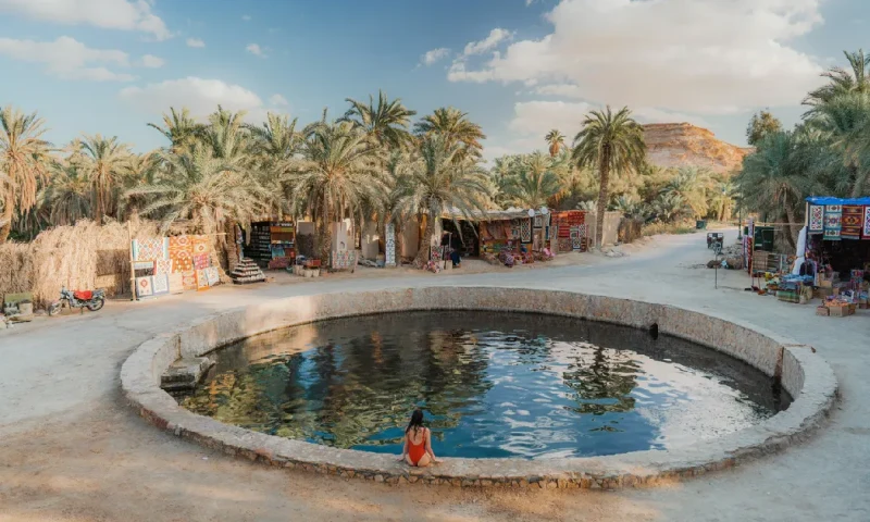 Mujer nadando en la fuente de Cleopatra en el oasis de Siwa, oasis de siwa