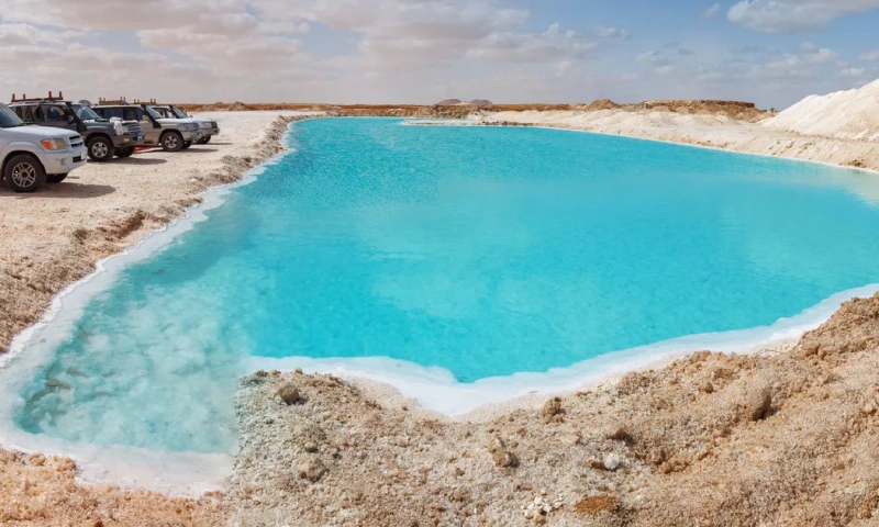 Piscinas de sal en Siwa, Egipto, con aguas turquesas cristalinas rodeadas de sal blanca y paisajes desérticos, oasis de siwa