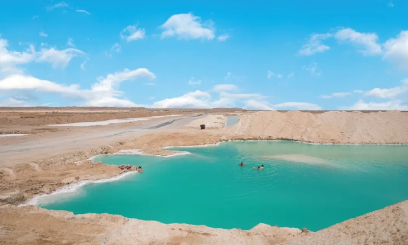 Hermosa vista de las salinas y los lagos del oasis de Siwa, oasis de siwa