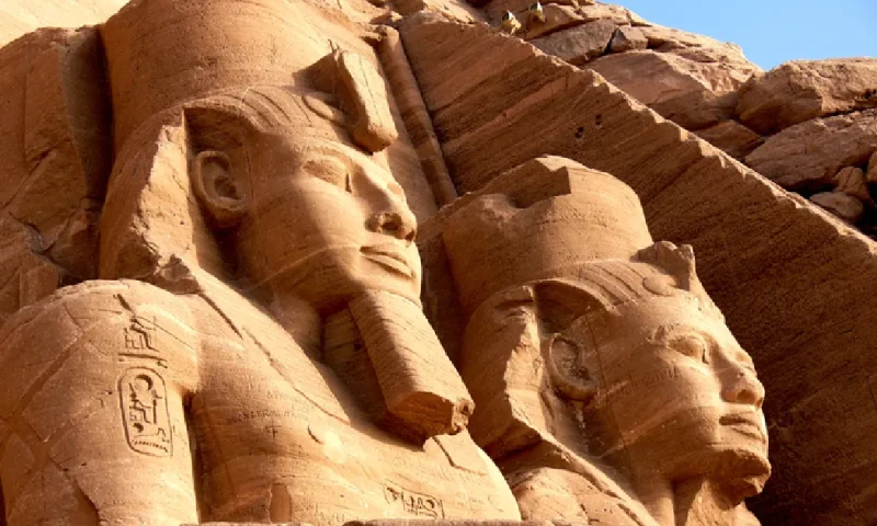 Estatuas y pirámides egipcias al atardecer, Faraones egipcios