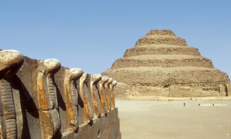 La pirámide escalonada más antigua de Egipto, diseñada por Imhotep para el faraón Zoser, situada en Saqqara, Faraones egipcios