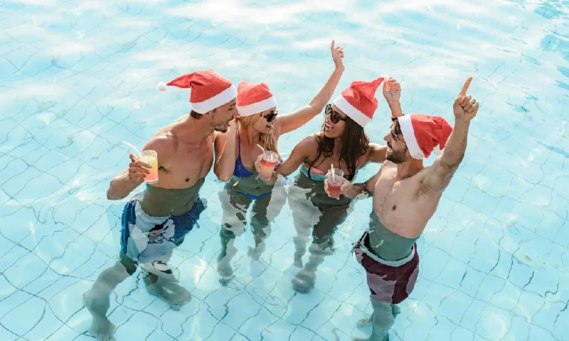 Vista desde arriba de parejas felices celebrando el Año Nuevo en una piscina, navidad en egipto