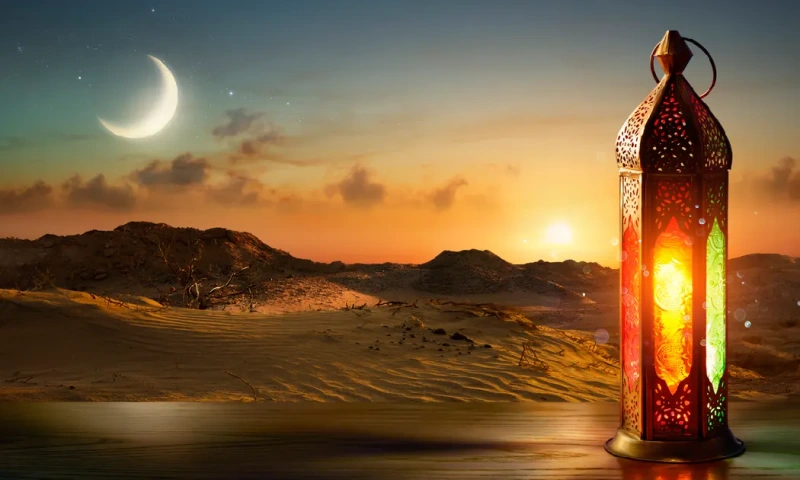 Ramadán Kareem: farol árabe en el desierto al atardecer con luna creciente y brillo mágico a la luz de una vela, Ramadán en Egipto,