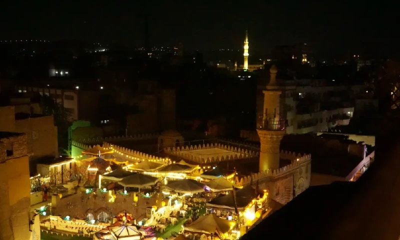 Calle Al-Muizz de El Cairo, iluminada y decorada durante una noche de Ramadán, Ramadán en Egipto