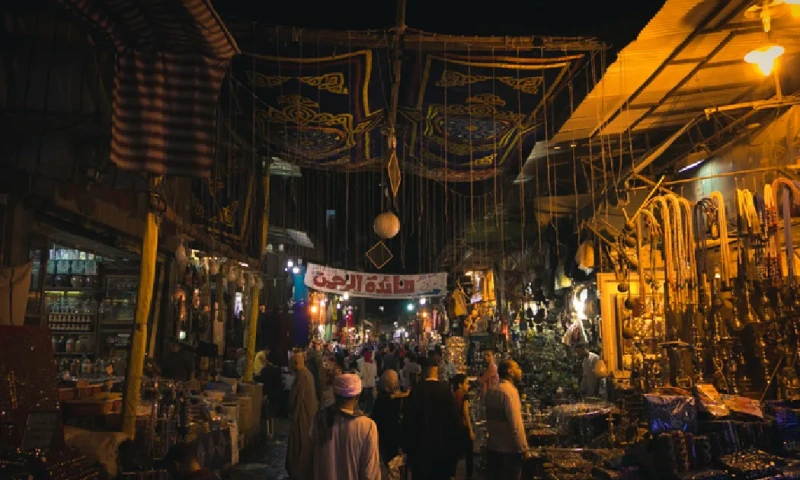 Mercado de Khan el-Khalili iluminado y decorado durante una noche de Ramadán en El Cairo, Egipto, Bazar de Khan el-Khalili