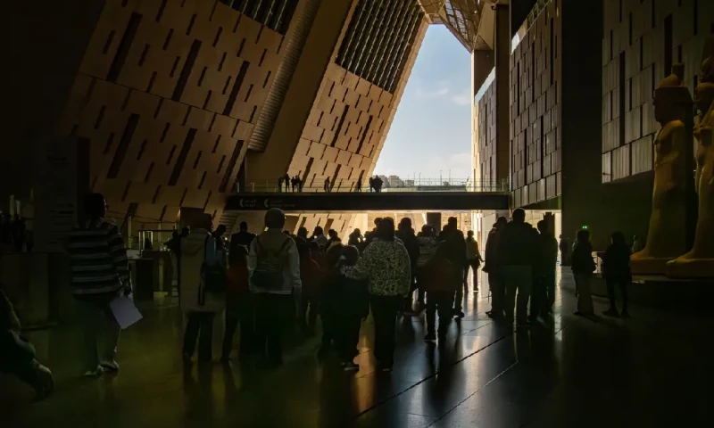 Turistas en el interior del Gran Museo Egipcio en Guiza, Egipto, Gran Museo Egipcio