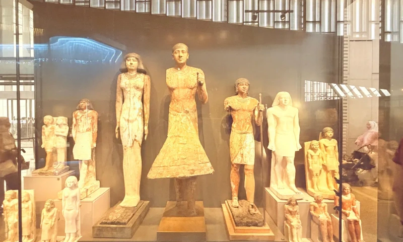 Colección de estatuas de faraones y figuras del Antiguo Egipto expuestas en el Gran Museo Egipcio de Guiza, Gran Museo Egipcio