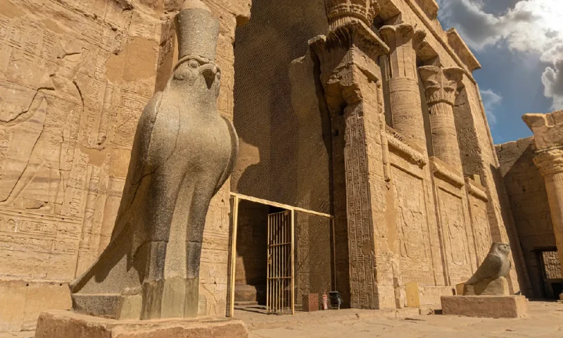 Antigua estatua de Horus y relieves del Templo de Edfu, en Egipto, dioses de egipto