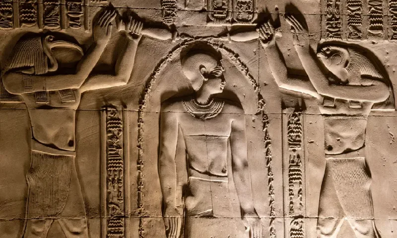 Relieve de Thot y Horus purificando al faraón Ptolomeo en el Templo de Kom Ombo, Asuán, Egipto, dioses de egipto