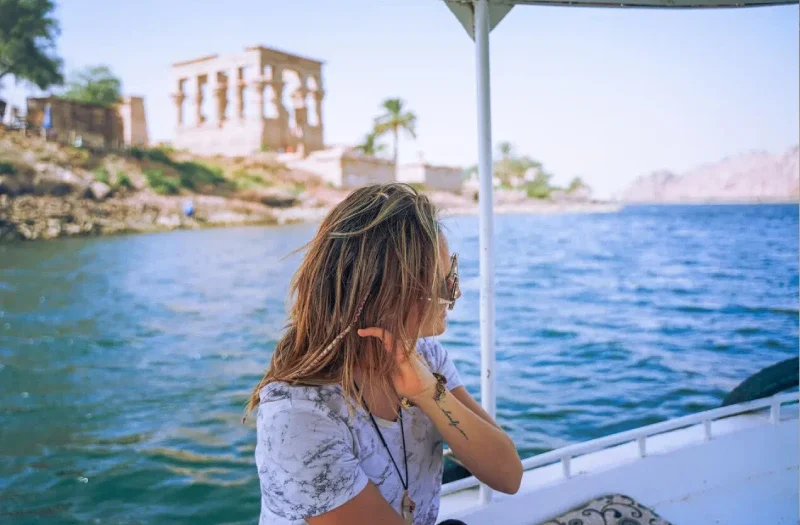 Una turistica a Bordo della crociera M.S Nile Quest, tour crociera sul nilo