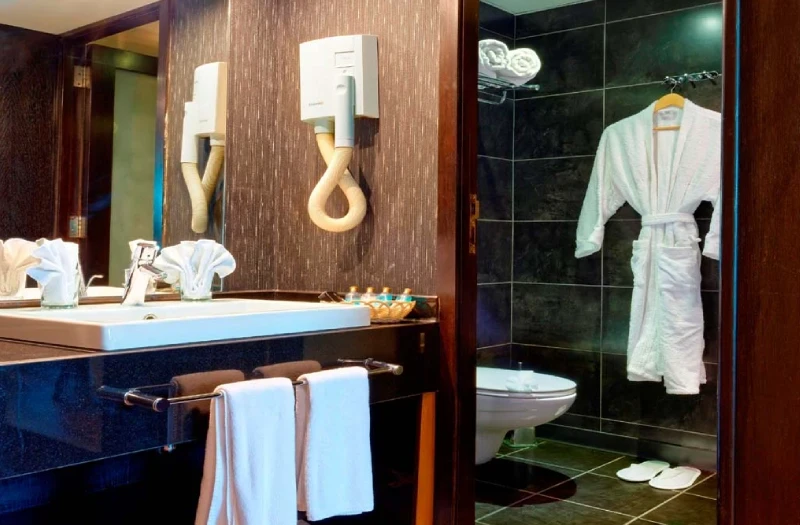 Bagno di una camera della Crociera Nile Premium Lussuosa, crociera sul nilo da luxor a abu simbel
