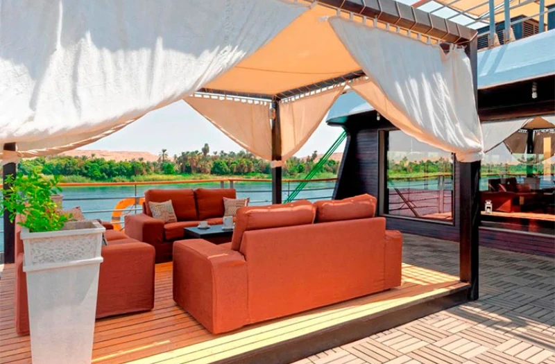 Un Paragola e salone a bordo della Crociera Nile Premium Lussuosa, crociera sul nilo da luxor a abu simbel