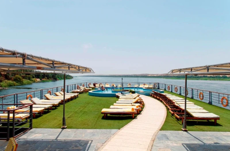 Sedie solare a bordo attorno la pescina della  delle Crociera Nile Premium Lussuosa, crociera sul nilo da luxor a abu simbel