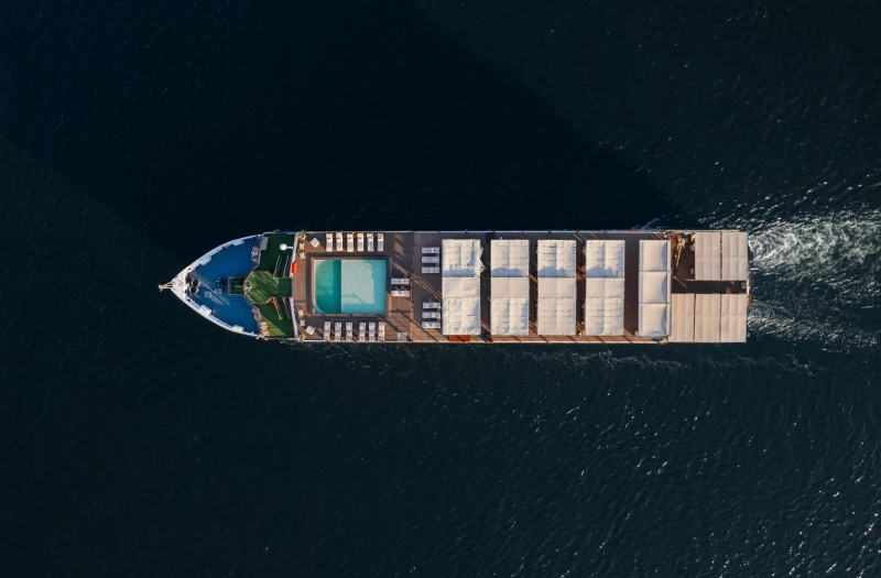 El Crucero MS Dwa navegando en el Río Nilo