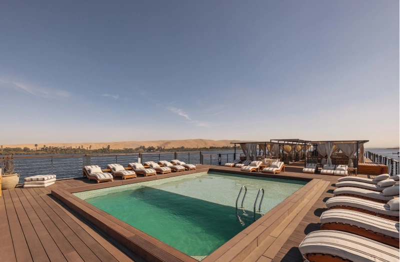 Piscina al aire libre en la cubierta del crucero MS DWA 