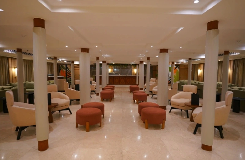 Salón principal del crucero por el Nilo Le Fayan II con sillones modernos y ambiente elegante