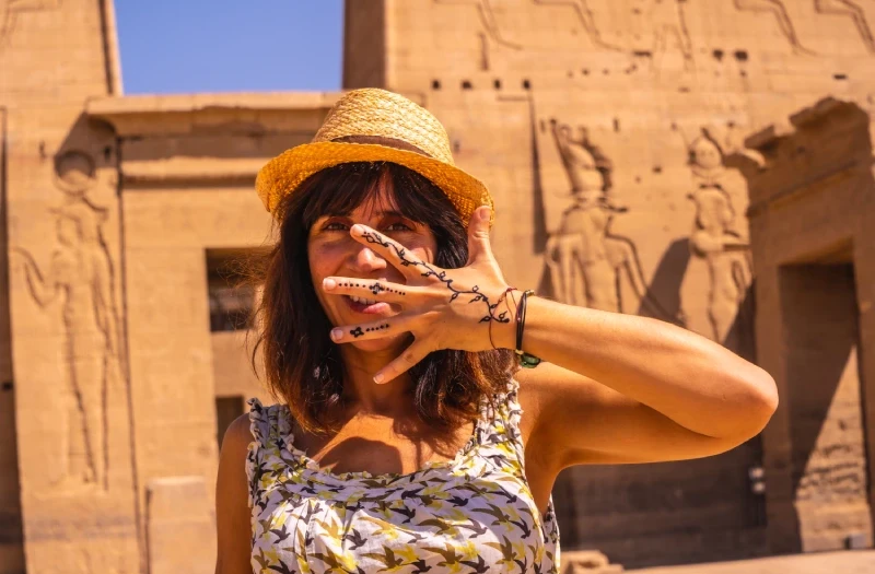 una donna a luxor, tour cairo e crociera sul nilo