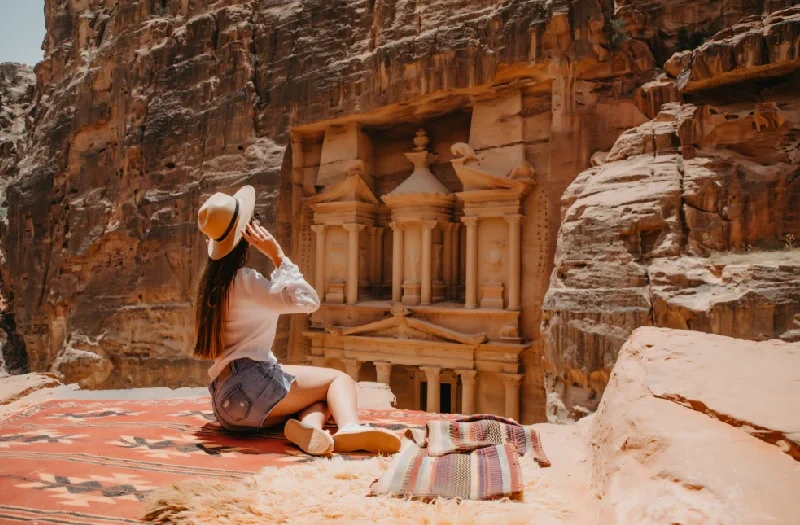 Petra e Egitto, una donna siede a montagna a petra
