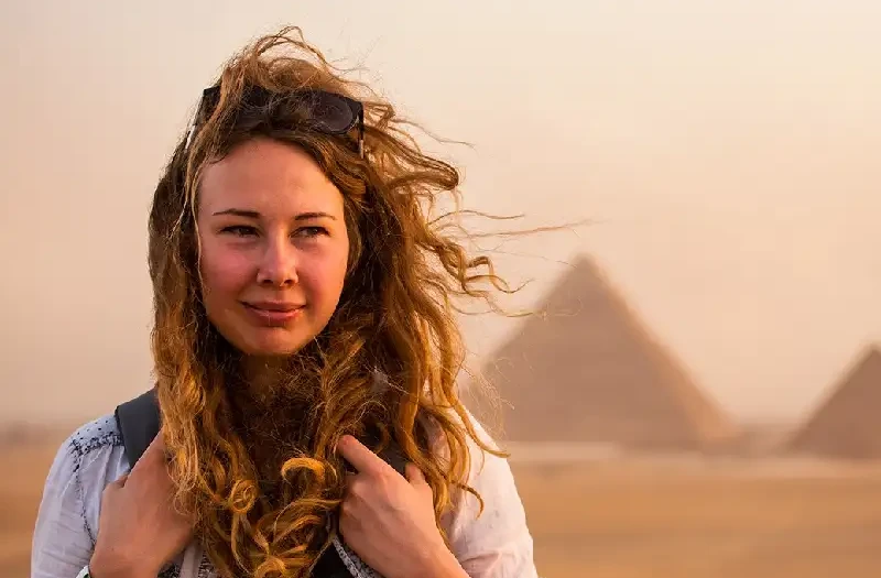 Petra e Egitto, una donna alle piramidi