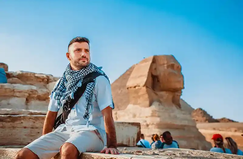 Petra e Egitto, un'uomo davanti la sfinge