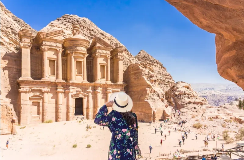 Petra e Egitto, una donna davanti alla bellezza di Petra