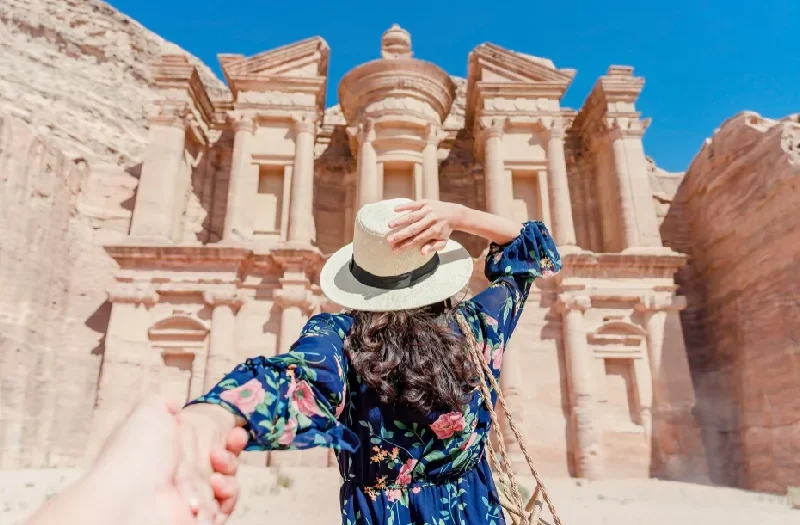 Crociera Egitto e Giordania, una donna a petra