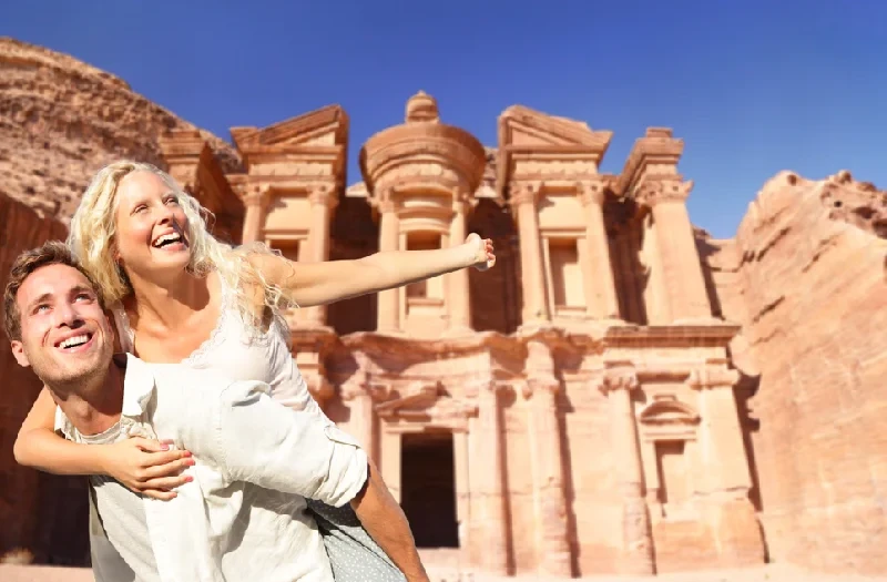 Crociera Egitto e Giordania, una coppia a petra