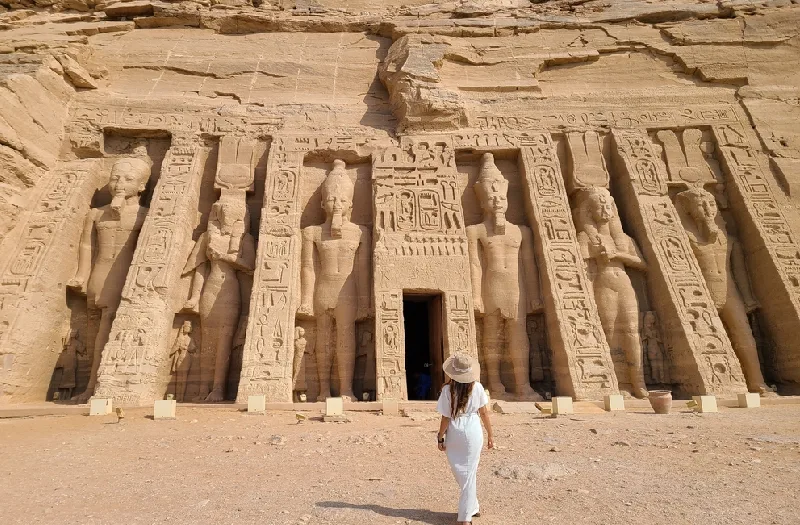Viaggio organizzato Egitto, una donna davanti al tempio ad assuan