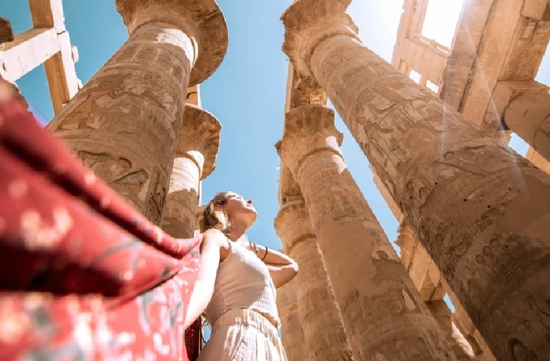 viaggio in egitto piramidi, una donna a luxor