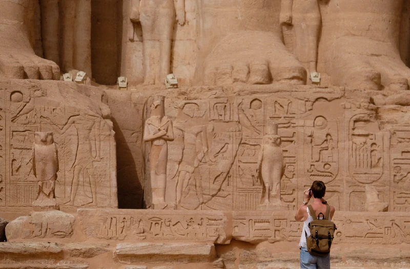 viaggio in egitto piramidi, una donna a un tempio a luxor
