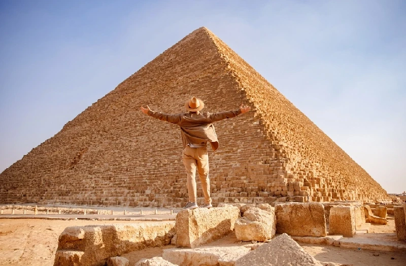 un uomo davanti alla grande piramide di Giza, offerte egitto
