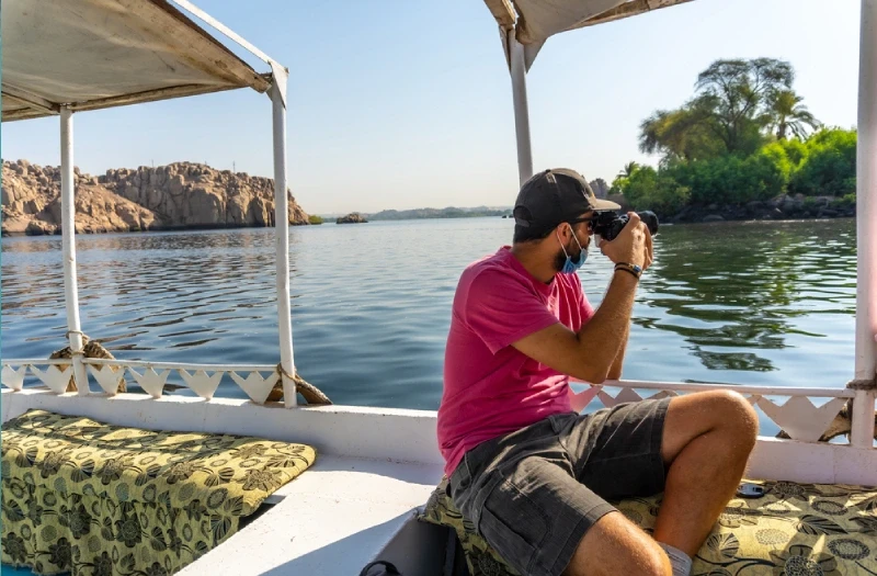 un uomo a lago nasser,  crociera lago nasser