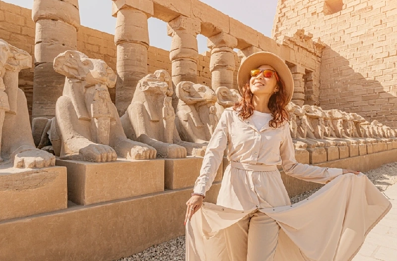 una donna a luxor, tour egitto piramidi e mare