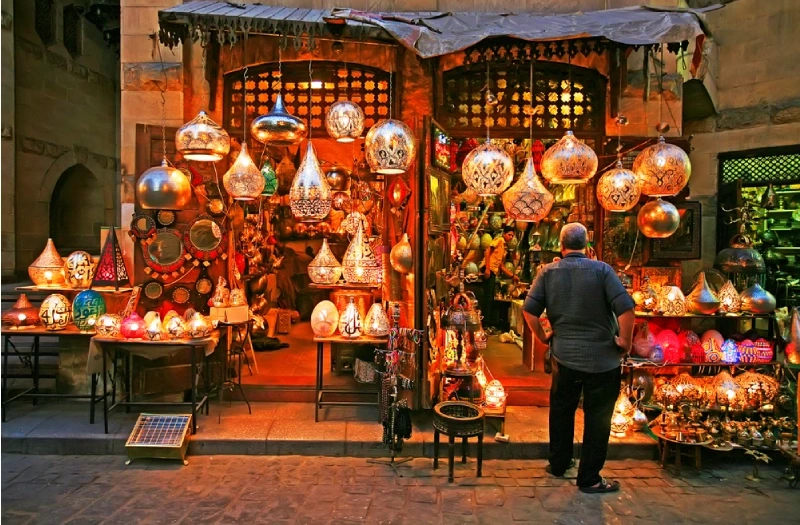 Egitto crociera sul Nilo e Cairo offerte, un uomo a khan el khalili