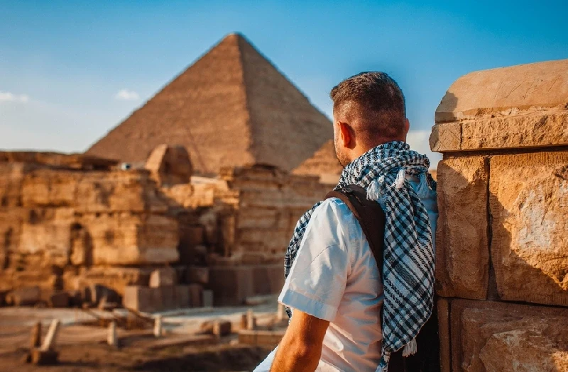 Egitto crociera sul Nilo e Cairo offerte, un uomo davanti alle piramidi