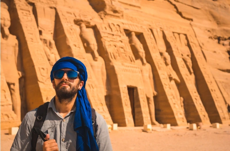 Egitto crociera sul Nilo e Cairo offerte, un uomo a luxor