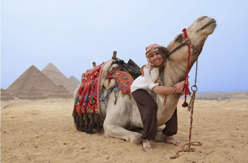 Egitto crociera sul Nilo e Cairo offerte, una donna a cammello