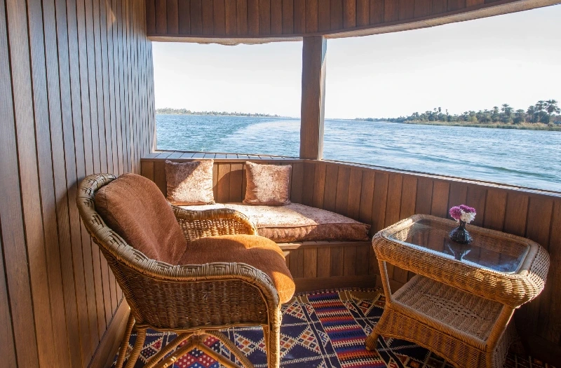 Lusso Vacanze in Egitto | Viaggio al Cairo, Una sedia davanti al Nilo a bordo della crociera