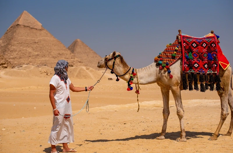 Lusso Vacanze in Egitto | Viaggio al Cairo, Un uomo alle piramidi