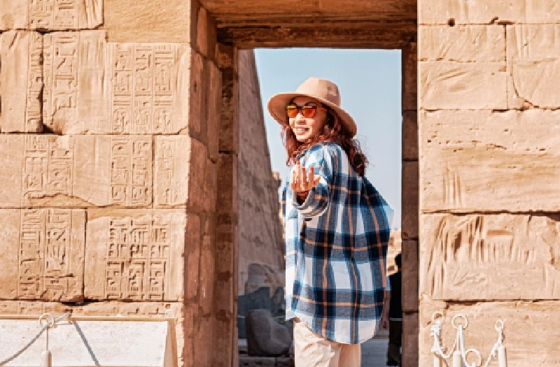 Lusso Vacanze in Egitto | Viaggio al Cairo, Una donna a un tempio a Luxor