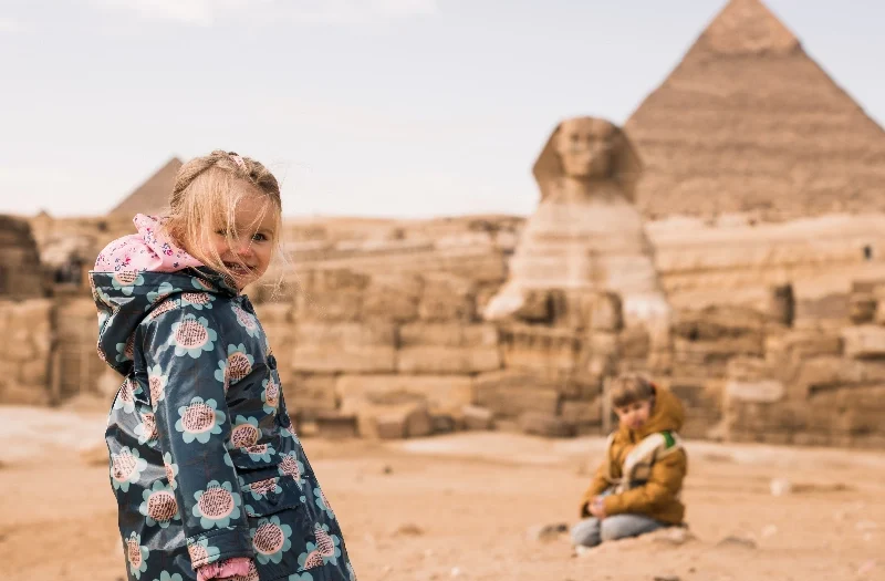 Capodanno Egitto, una bambina alle piramidi di Giza
