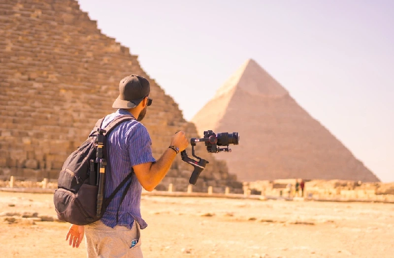 Vacanze di Natale in Egitto, Un uomo alle piramidi di Giza