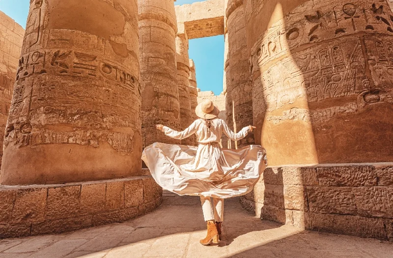 Hurghada Piramidi, una donna a Luxor