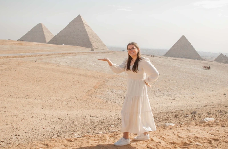 Hurghada Piramidi, una donna davanti alle piramidi