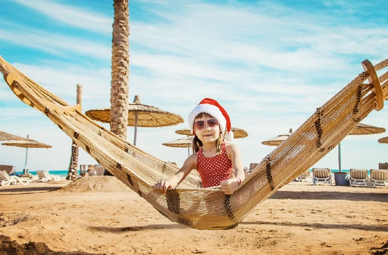 Capodanno e Natale in Egitto, una ragazza a spiaggia del mare