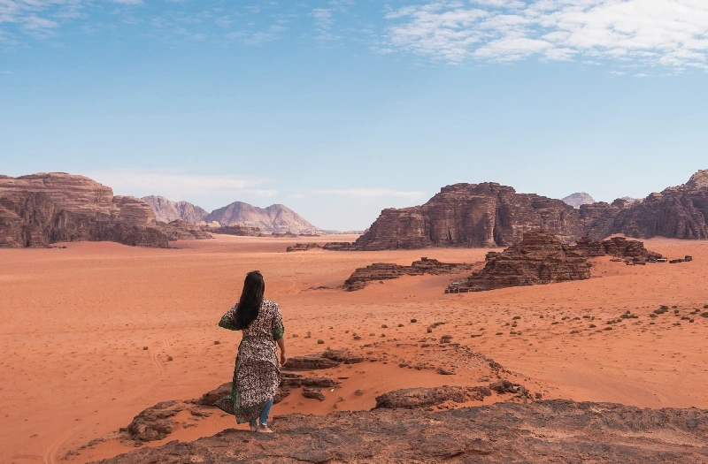 Viaggio organizzato Giordania, una donna al deserto della giordania
