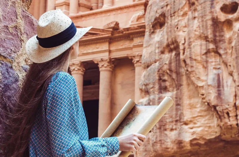 Viaggio organizzato Giordania, Una donna davanti al grande petra