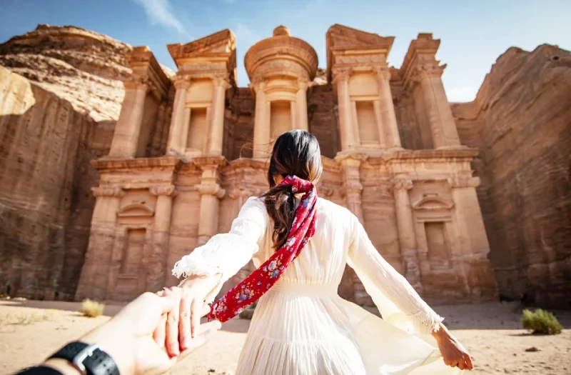 Viaggio organizzato Giordania, una donna a petra